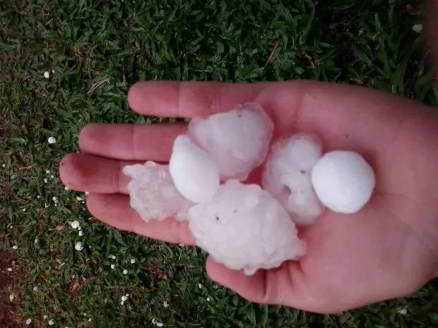 Destruição em Foz do Iguaçu: TEMPORAL E GRANIZO CAUSAM DANOS